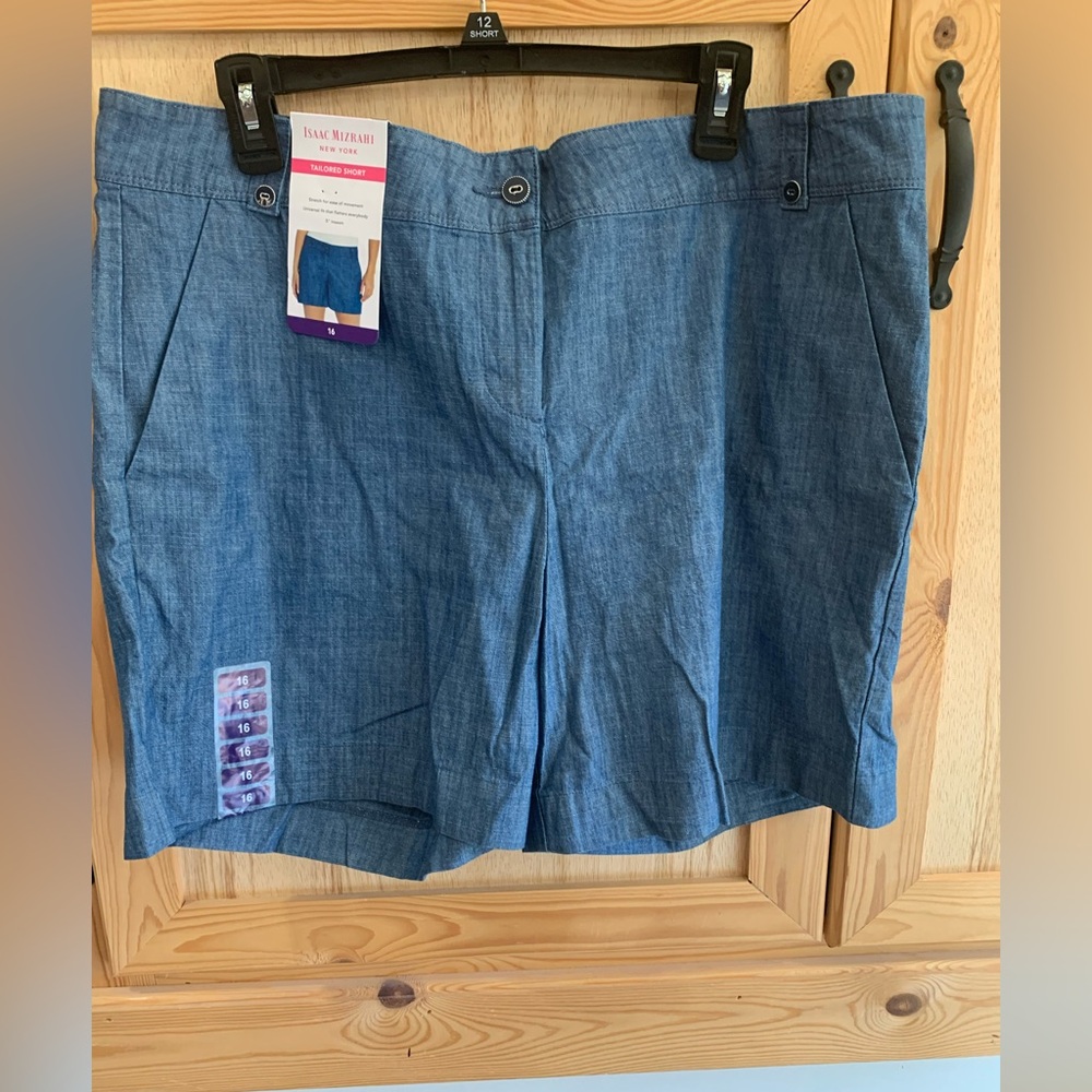 New w/tags Isaac Mizrahi Women's Blue Chambray Denim Shorts Sz 16